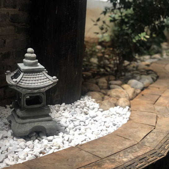 Stone Finish Resin Garden Light in Pagoda Design with Solar Power