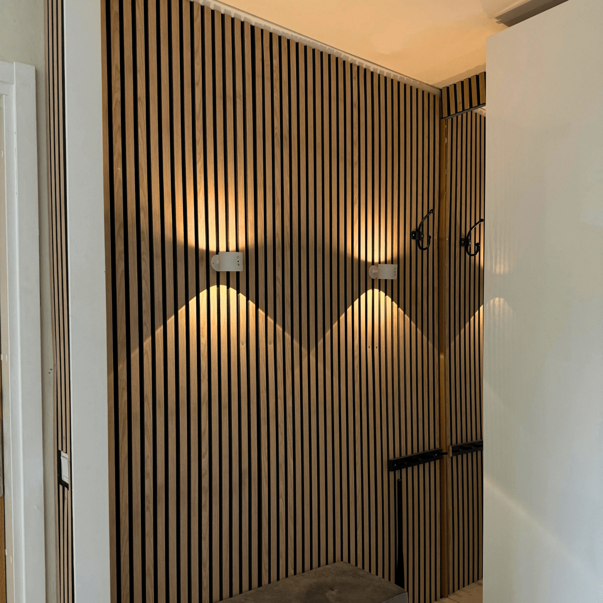 Remote-Controlled LED Wall Light – Wireless Design