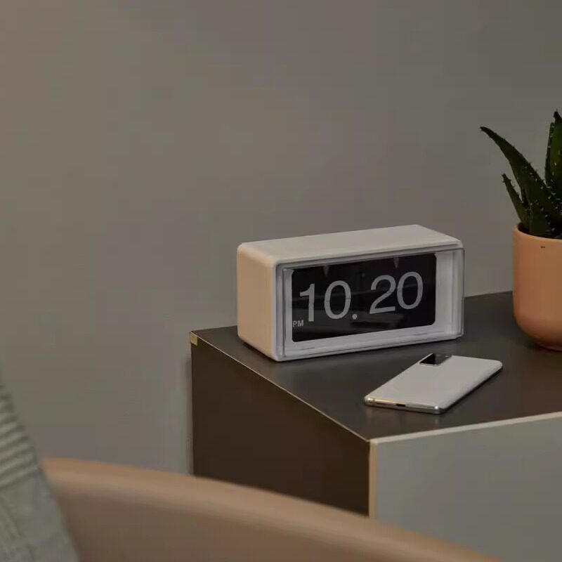 Vintage Style Flip Clock with Automatic Time Display