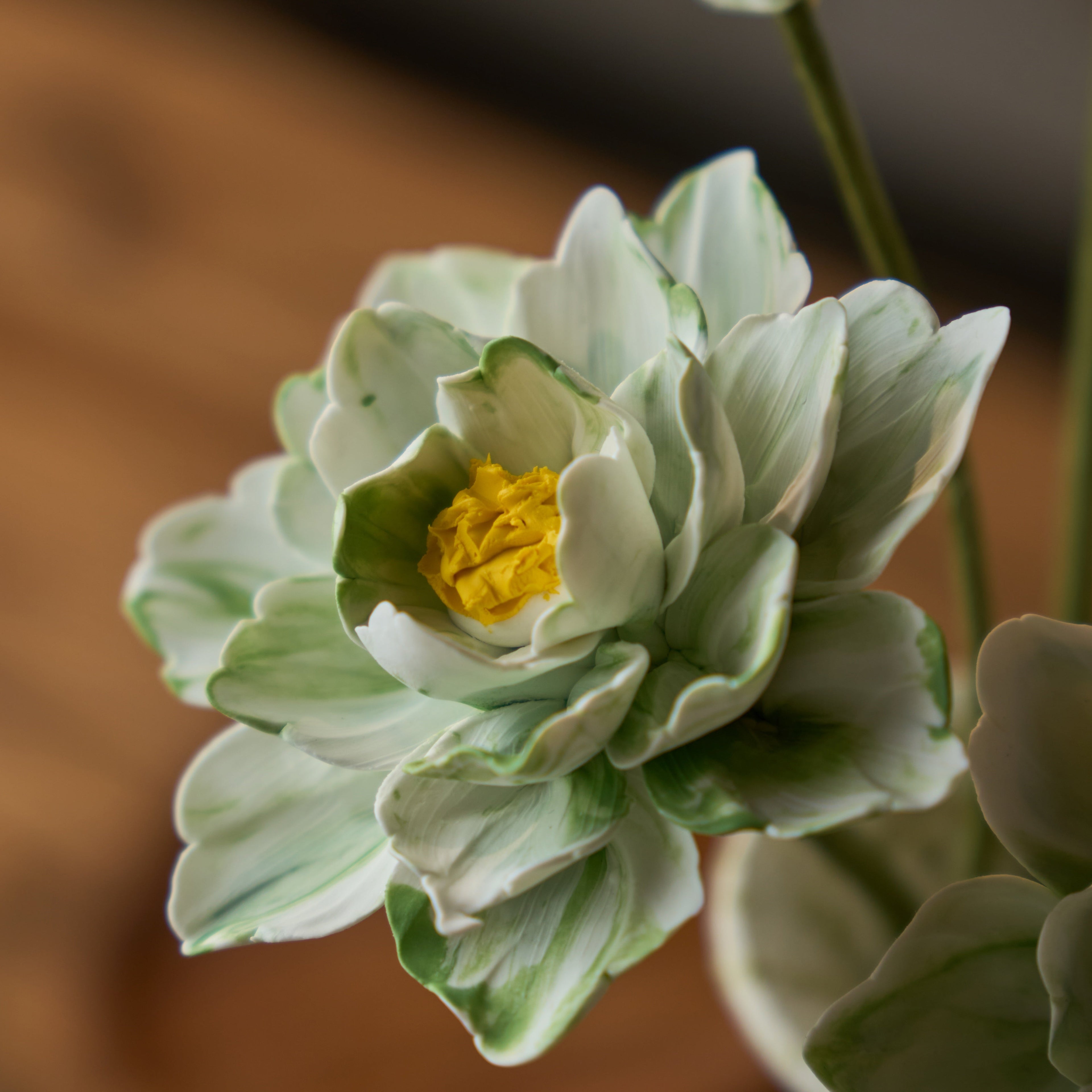 Elegant Floral Aroma Diffuser for Home Décor