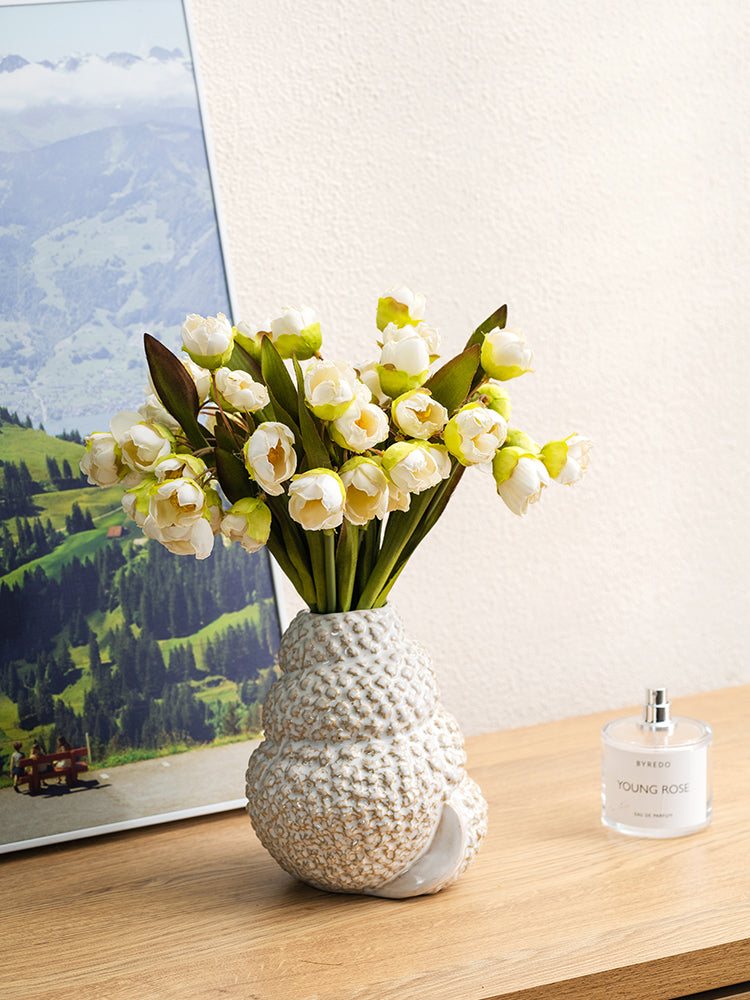 Elegant Shell-Inspired Ceramic Vase for Modern Spaces