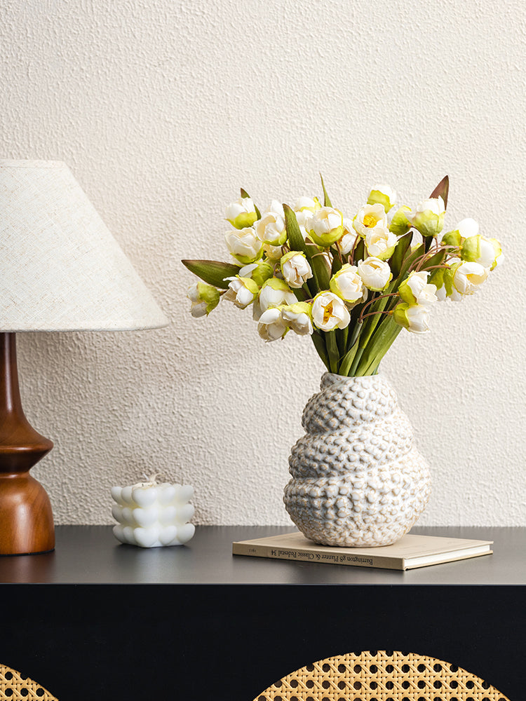 Elegant Shell-Inspired Ceramic Vase for Modern Spaces