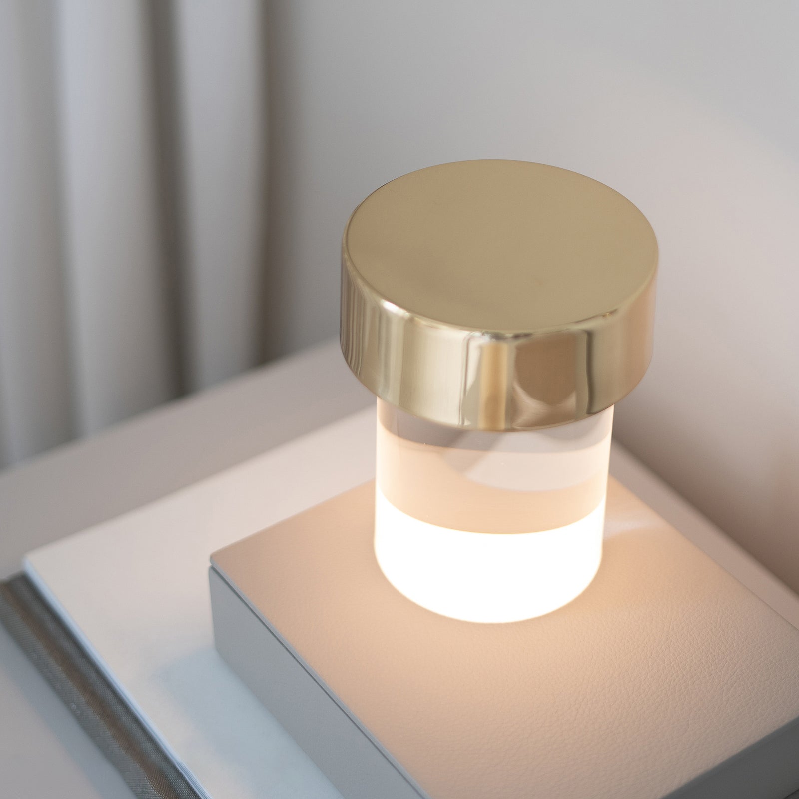 Portable Cordless Table Lamp with Rechargeable Battery - Elegant Design