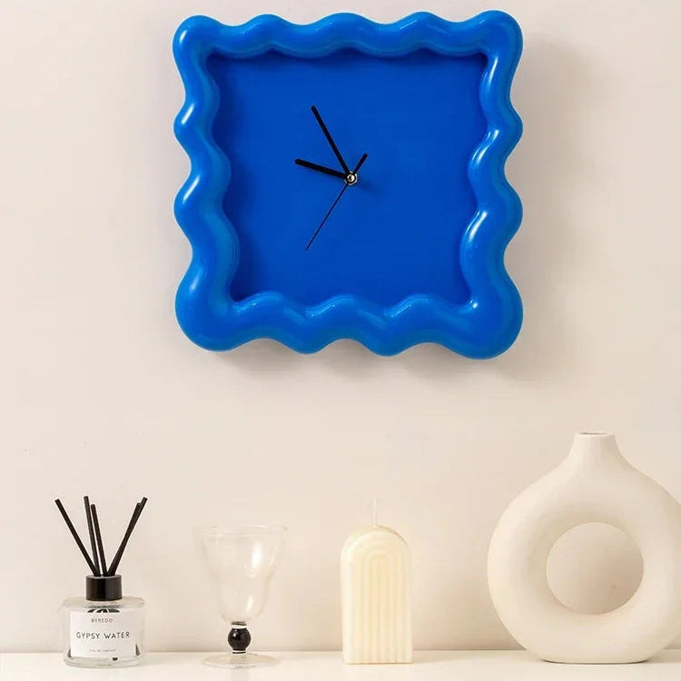 Artisano Modern Wall Clock with Glossy Wave Design