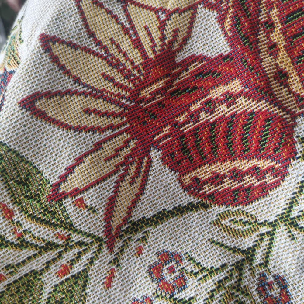 Country Charm | Floral throw with rustic tassels 2