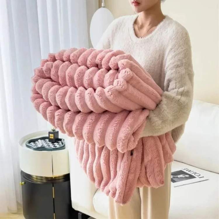 Luxurious Plush Throw Blanket for Ultimate Comfort