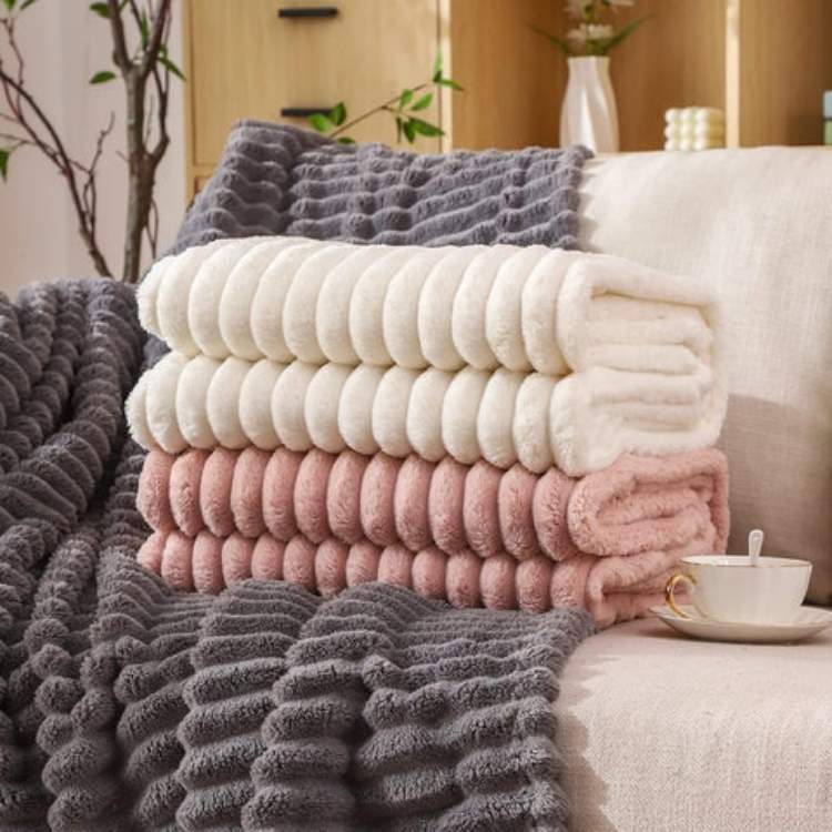 Luxurious Plush Throw Blanket for Ultimate Comfort