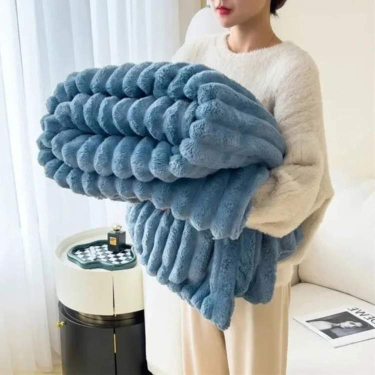 Luxurious Plush Throw Blanket for Ultimate Comfort