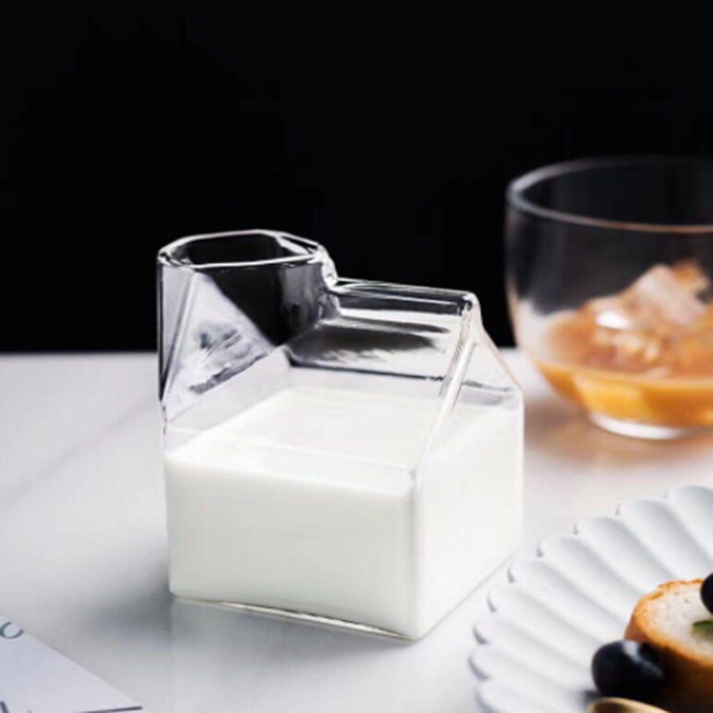 Sleek Borosilicate Glass Pitcher for Effortless Serving