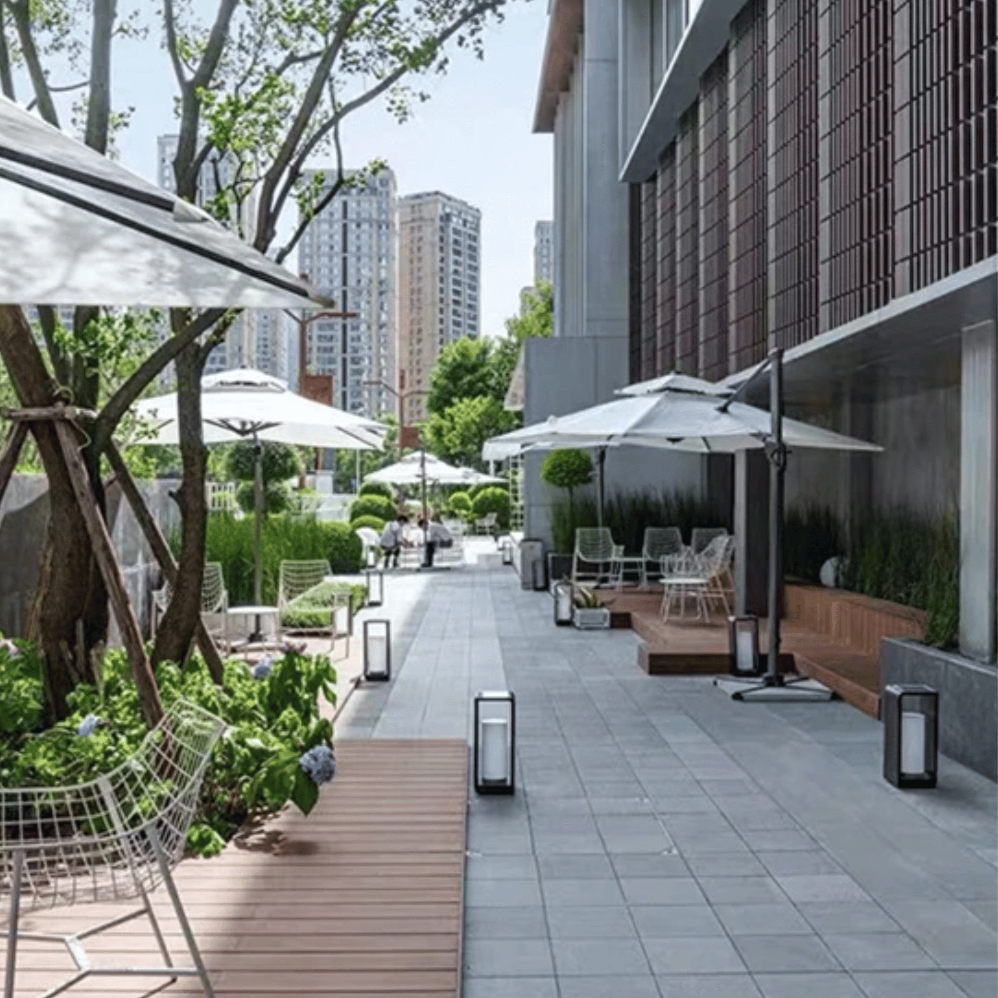 Sleek Solar-Powered Outdoor Light Fixture