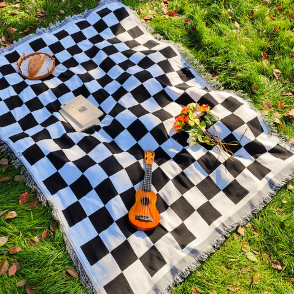Moderniqa | Soft microfibre picnic blanket with checkered pattern 1