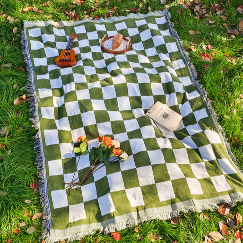 Moderniqa | Soft microfibre picnic blanket with checkered pattern 2