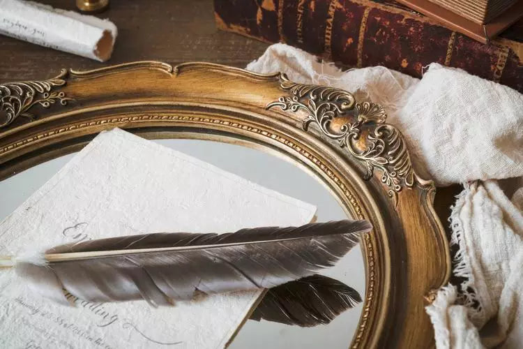 Elegant Oval Mirror with Gilded Frame – Vintage Home Decoration for Any Room