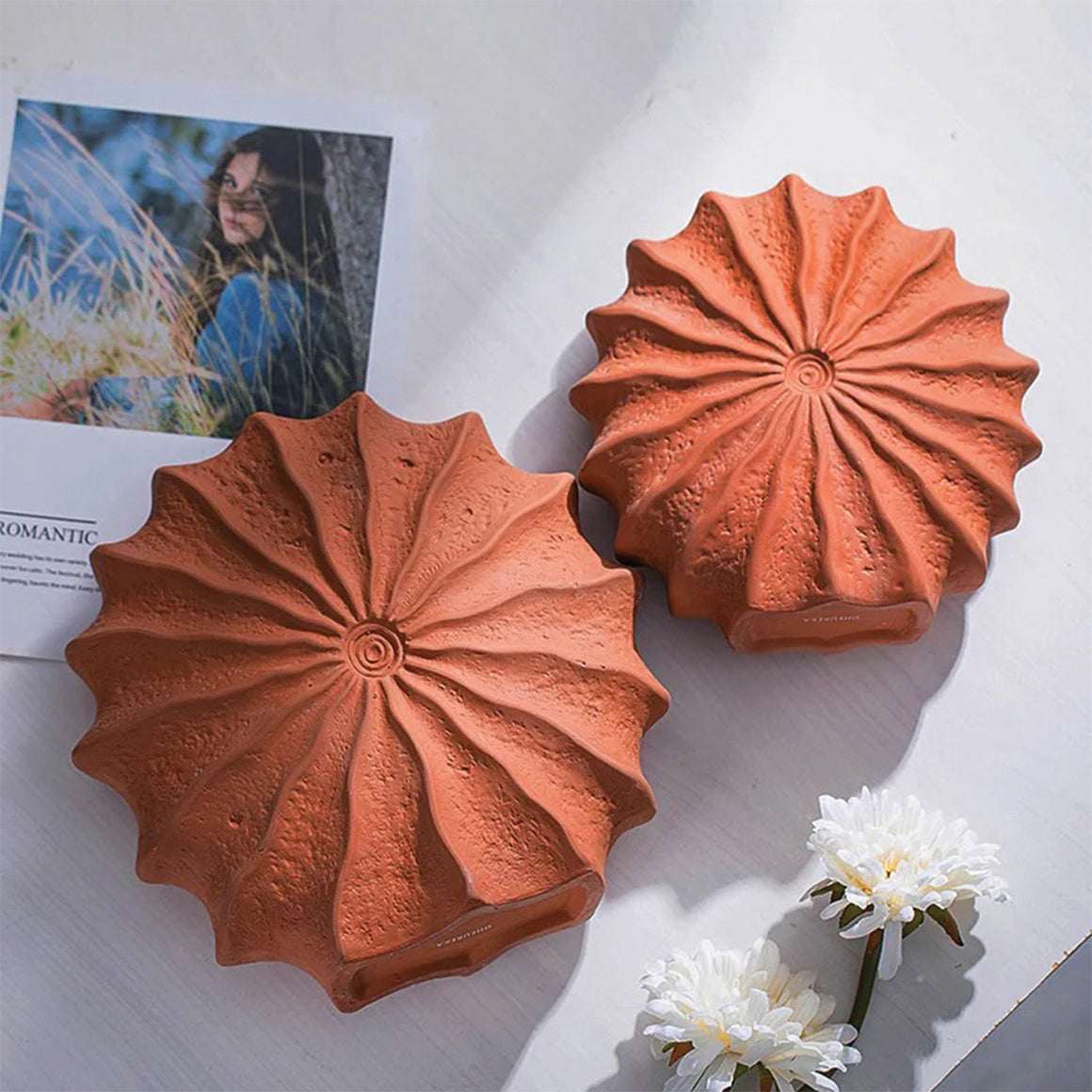 Elegance in Ceramic: A Stunning Countertop Vase