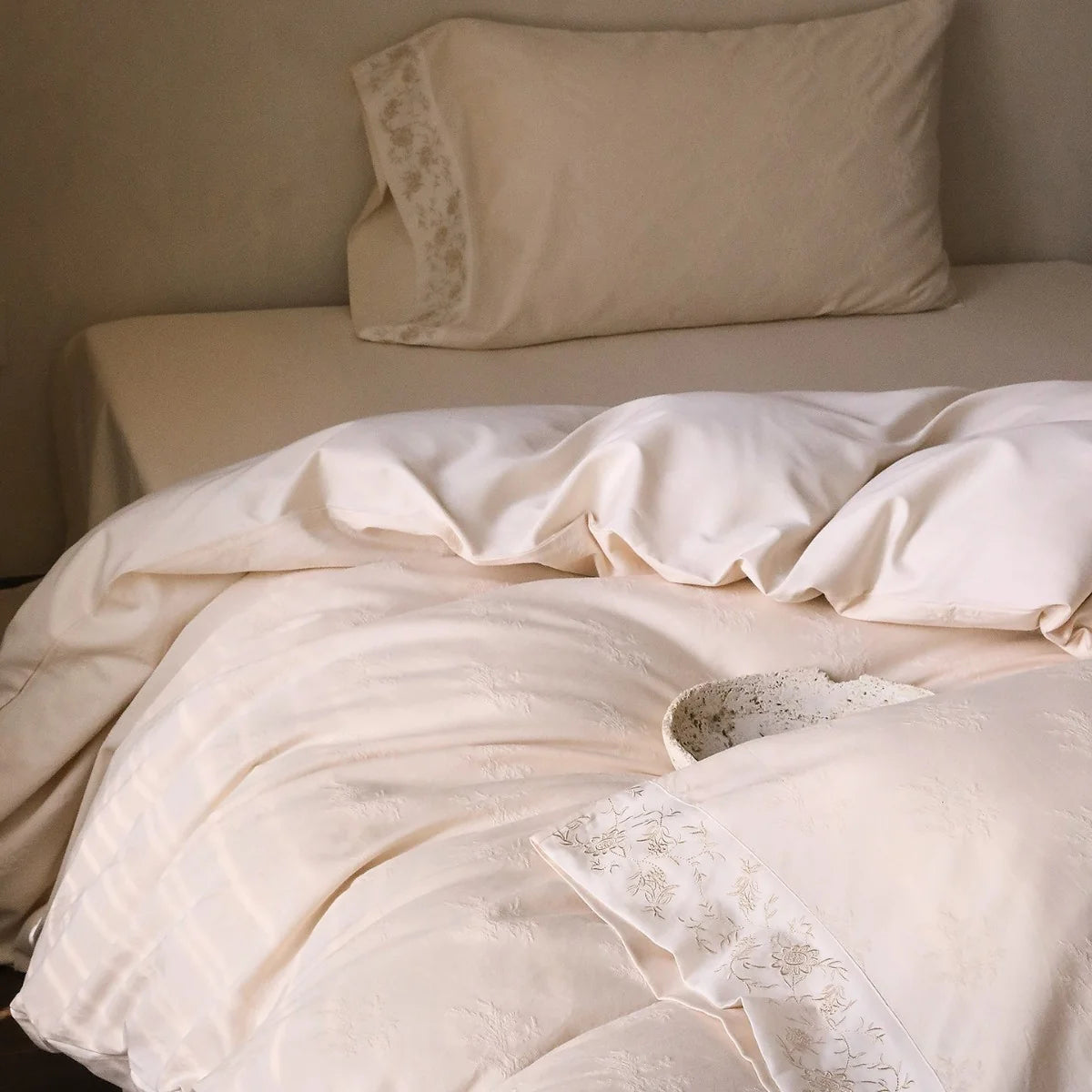Bedding Set Cotton Satin Floral Jacquard 4-Piece Embroidered Edges