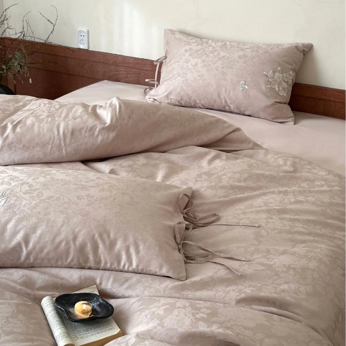 Bedding Set Silk-Soft Jacquard Embroidered Pillowcases