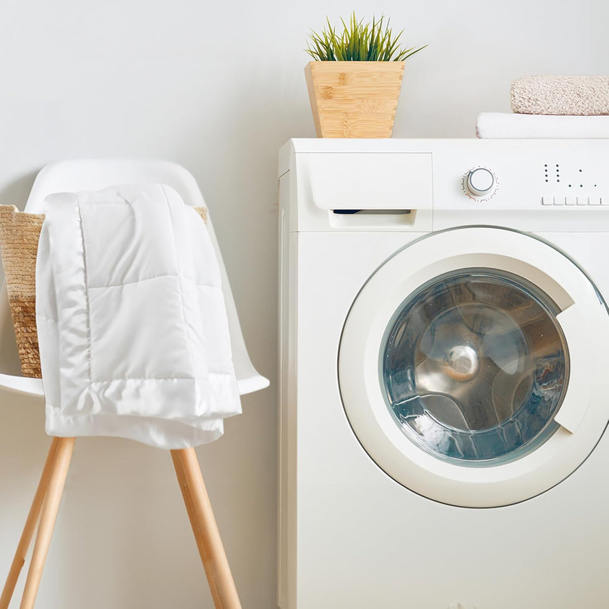 Cooling Blanket Moisture-Wicking Microfiber Down Alternative