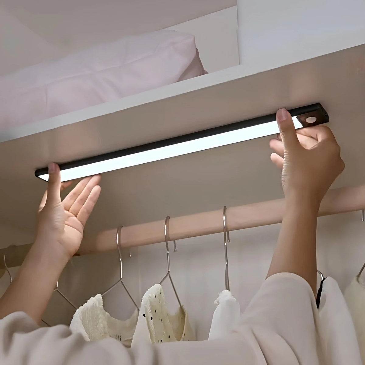 LED Night Light Motion-Activated USB Rechargeable Wireless Mount