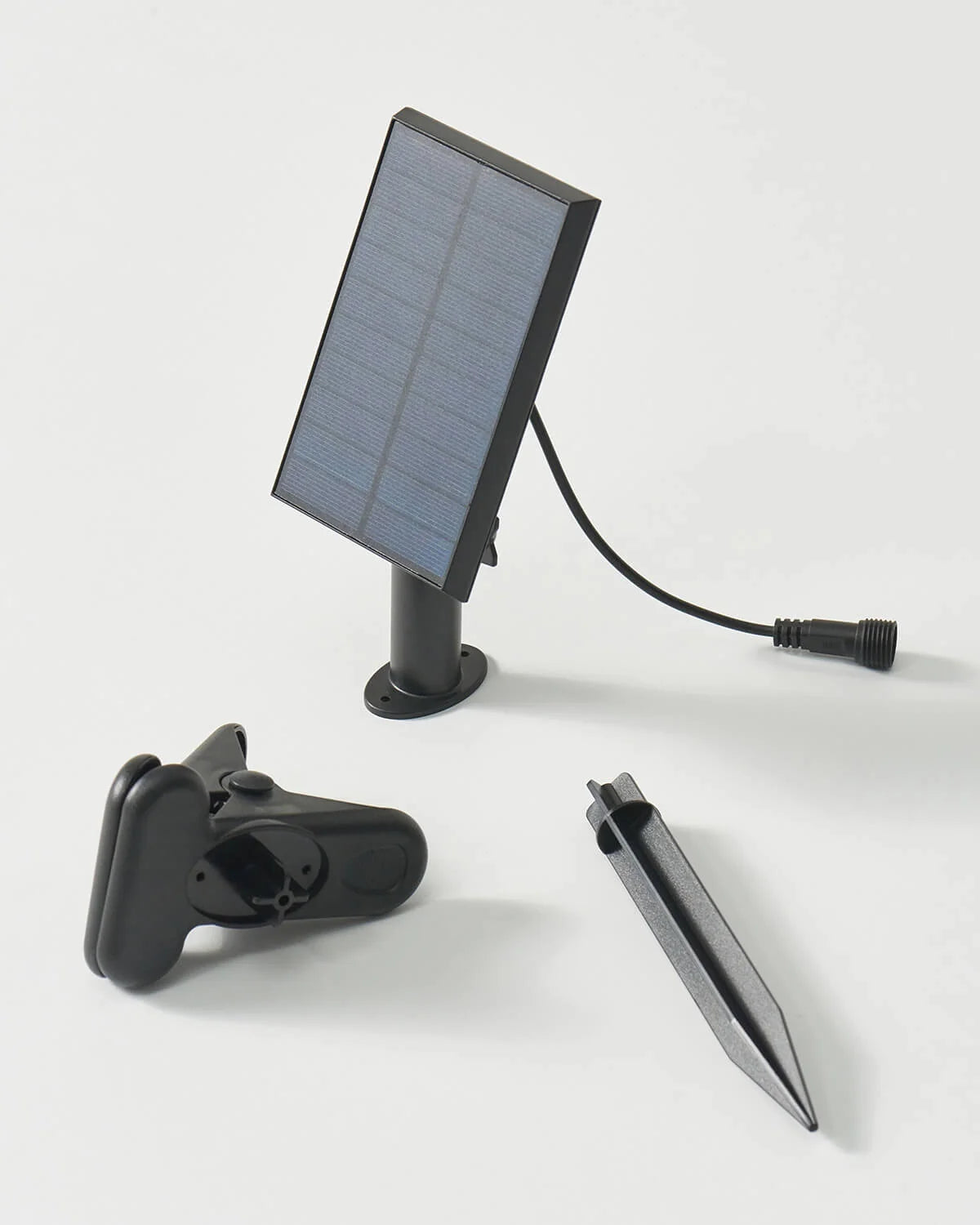 Outdoor String Lights Solar-Powered Weather-Resistant 12 Edison-Style Bulbs