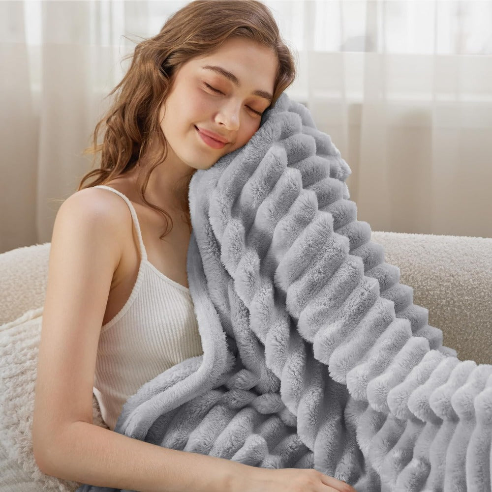 Plush Ribbed Lightweight Throw Blanket (Four-Season)