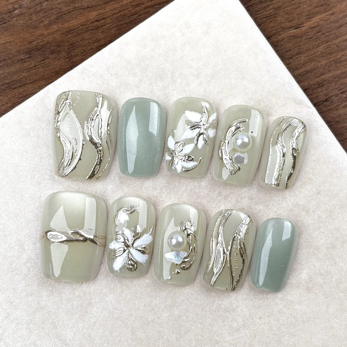 Press-On Nail Set Floral Accents & Long-Lasting Wear