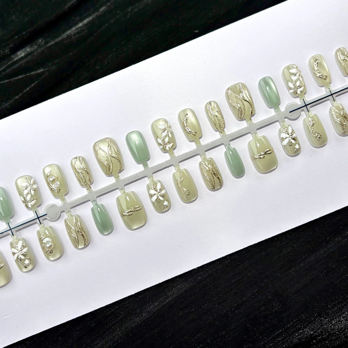 Press-On Nail Set Floral Accents & Long-Lasting Wear