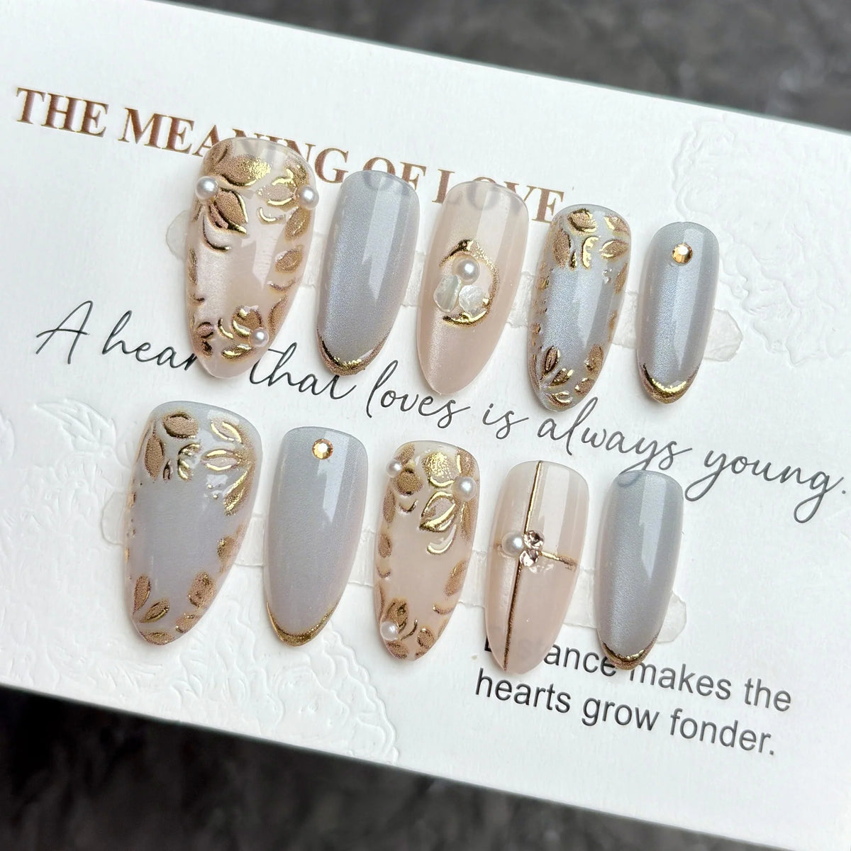 Press-On Nail Set Floral Accents Misty Blue