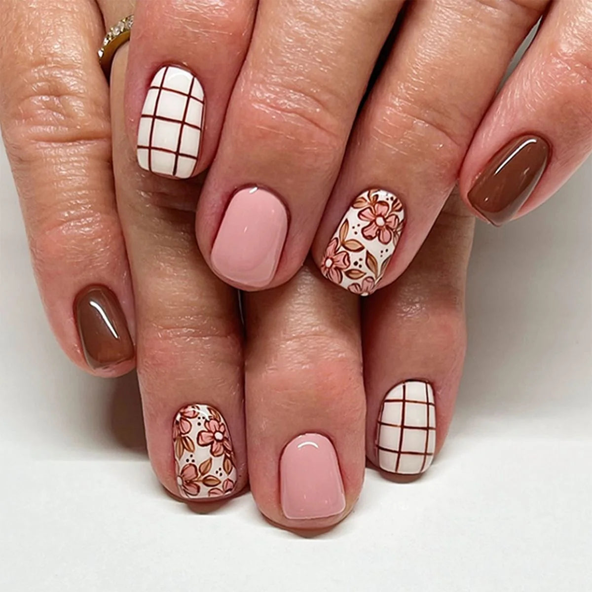 Press-On Nail Set Floral Design 24-Piece Easy Application