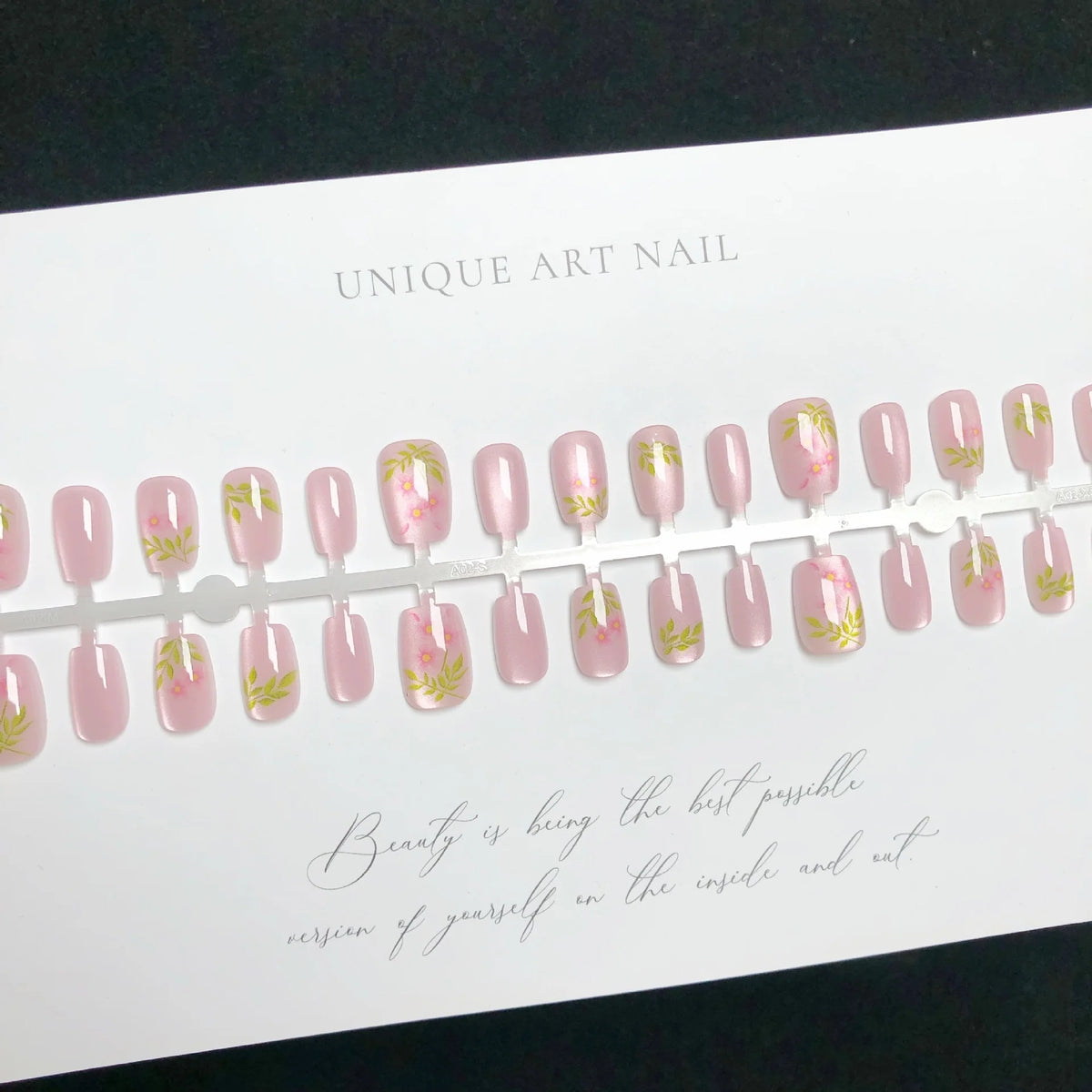 Press-On Nail Set Floral Design 30 Pieces