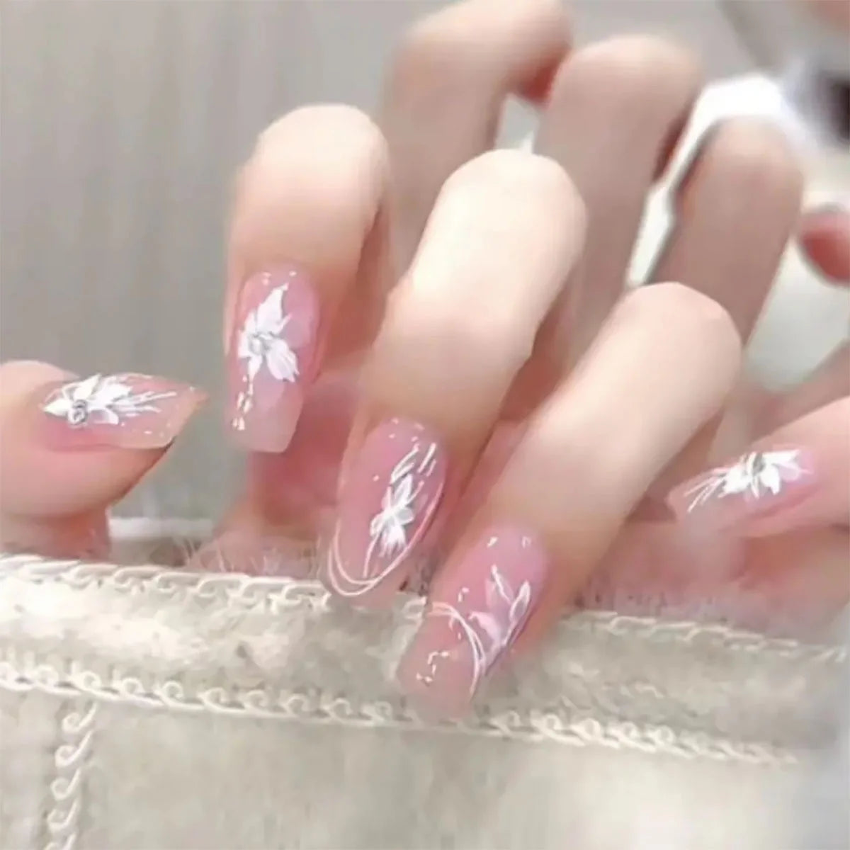 Press-On Nail Set Floral Design & Easy Application