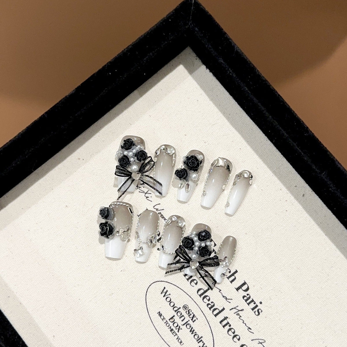 Press-On Nail Set Floral Design Easy Application & Long-Lasting Wear