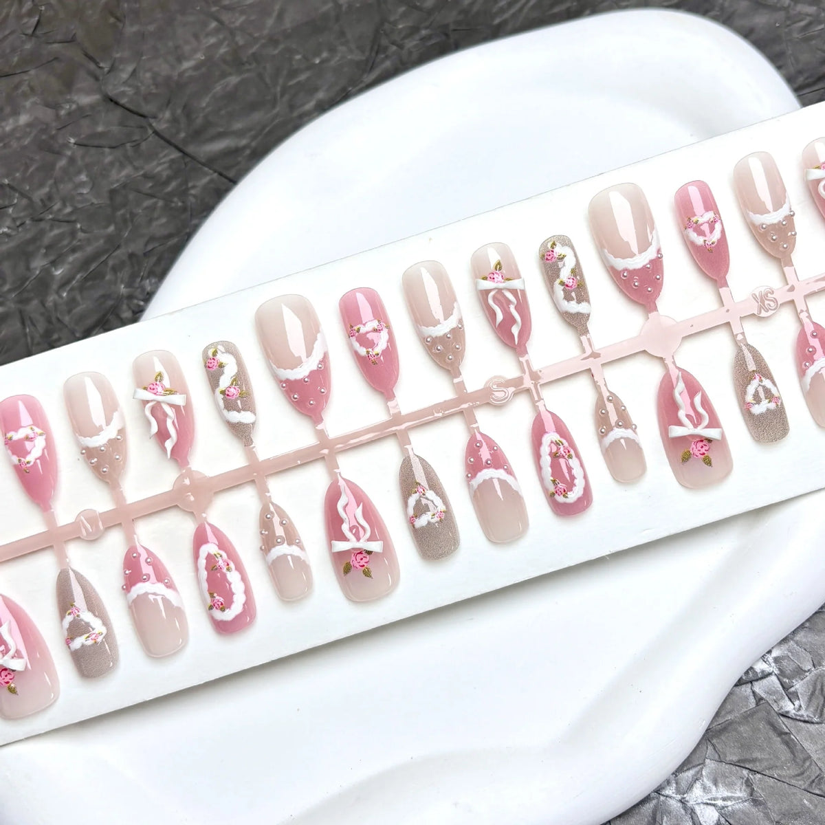 Press-On Nail Set Floral Design Easy Application & Long-Lasting Wear