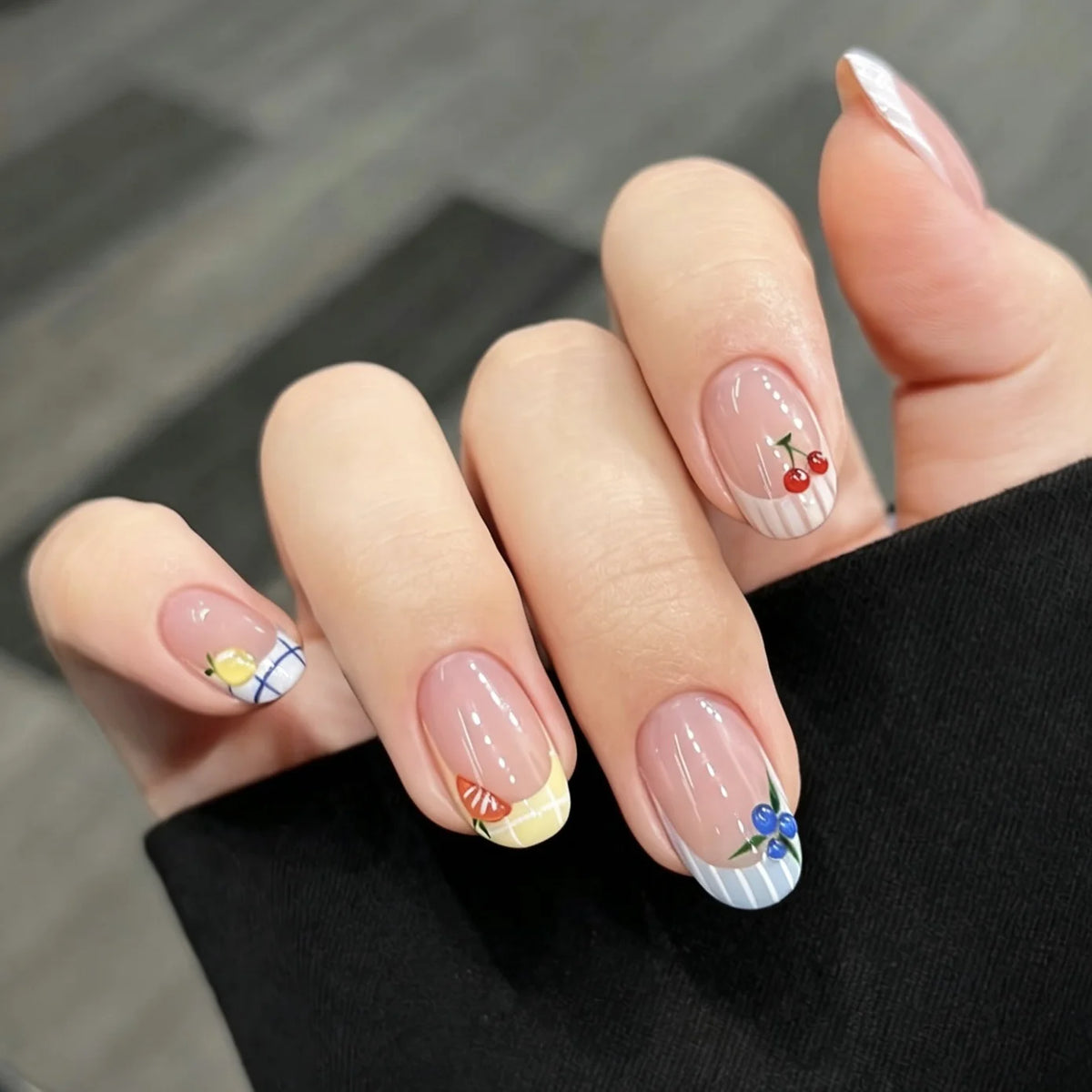 Press-On Nail Set Floral Design Glue-Free