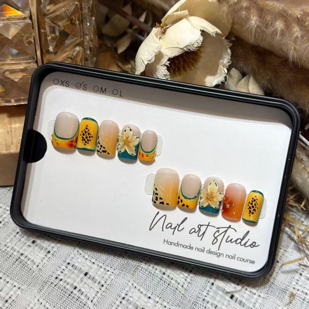 Press-On Nail Set Floral Design Multiple Sizes