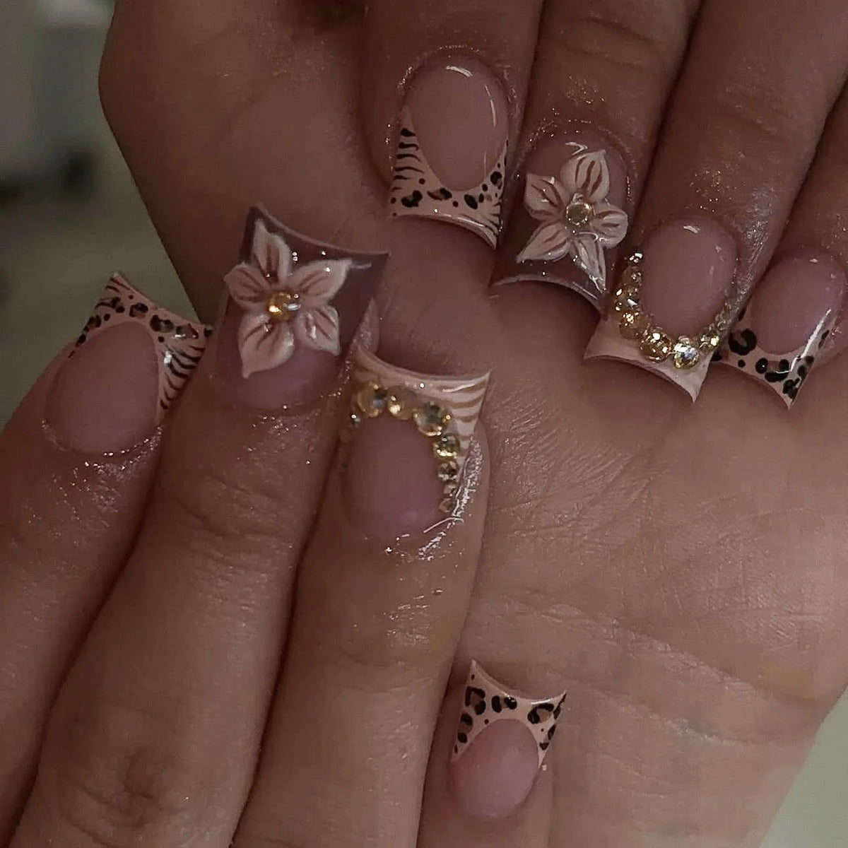 Press-On Nail Set Floral Design Multiple Sizes Easy Application