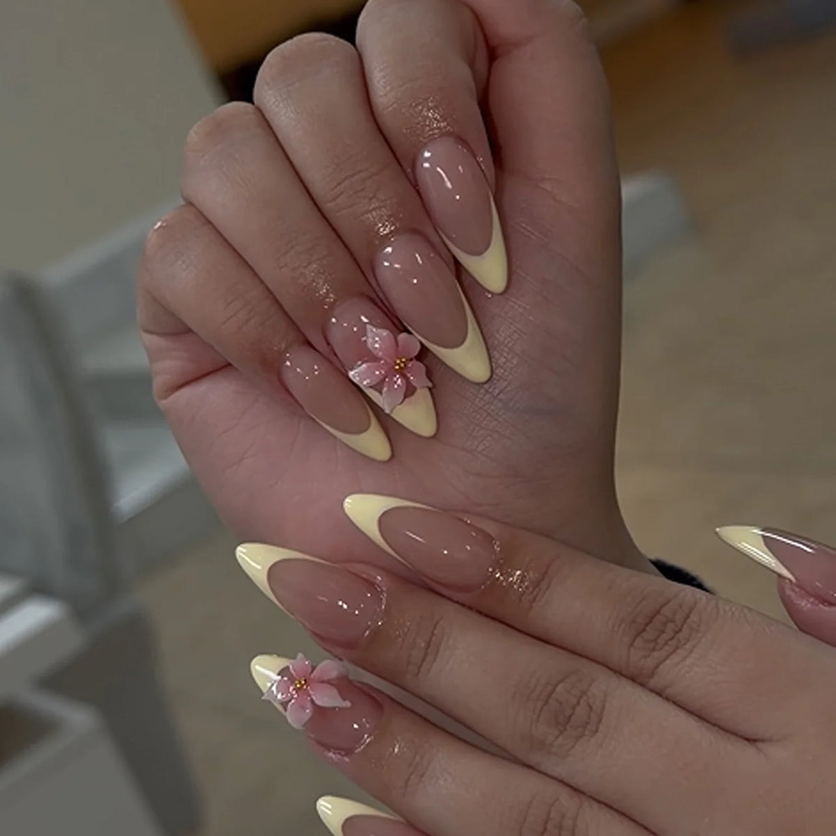 Press-On Nail Set Floral Design & Rhinestones