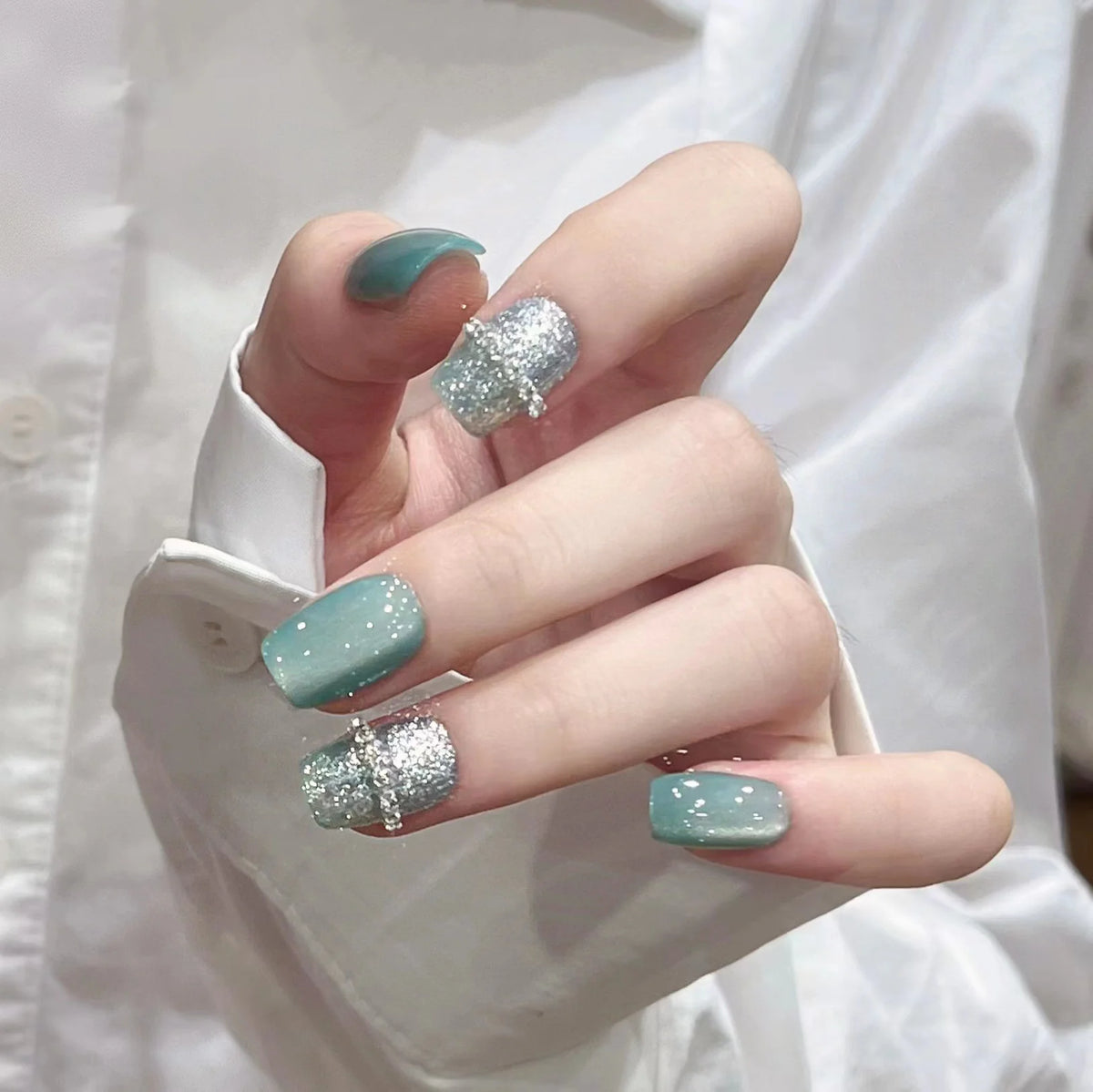 Press-On Nail Set Mint Blue Shimmering Gloss Peel-Off Adhesive