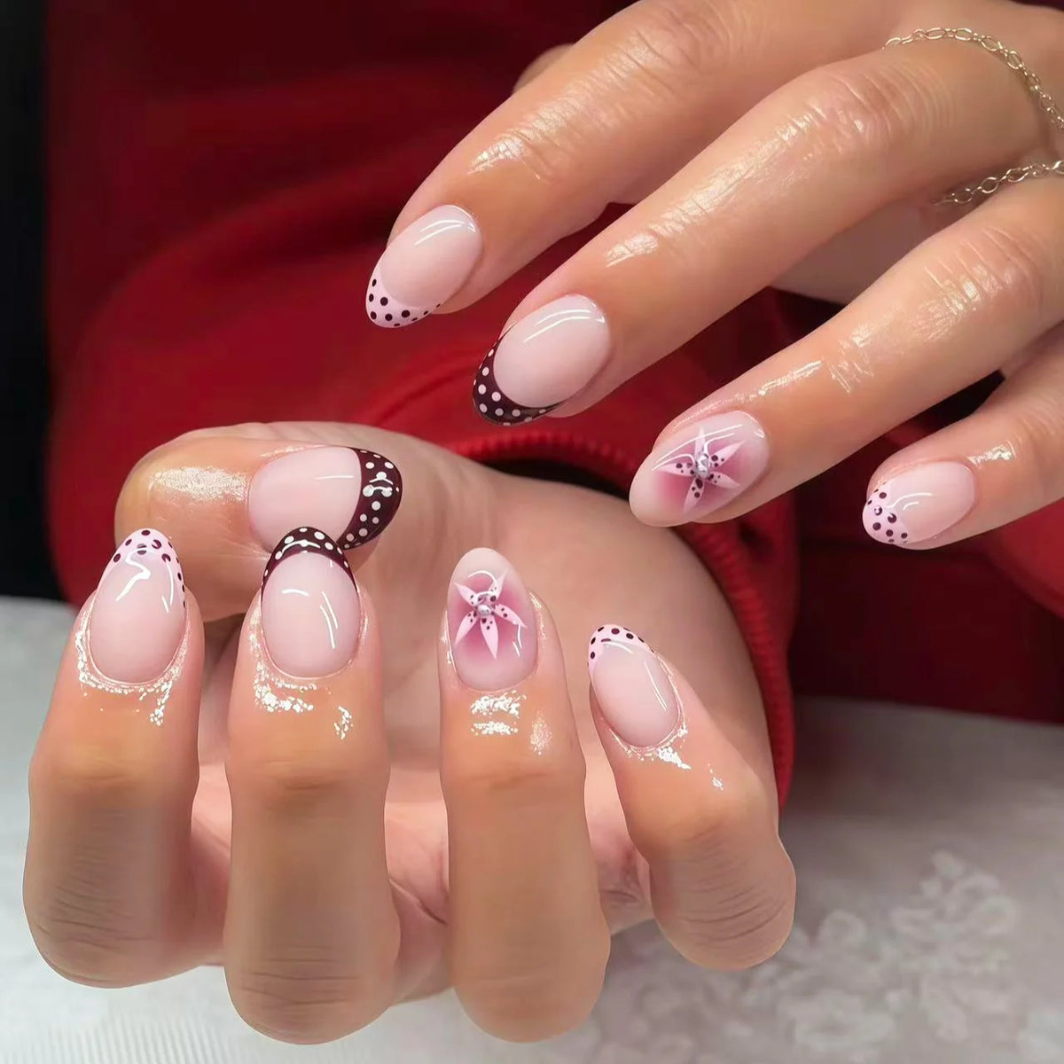 Press-On Nail Set Non-Toxic Artistic Design