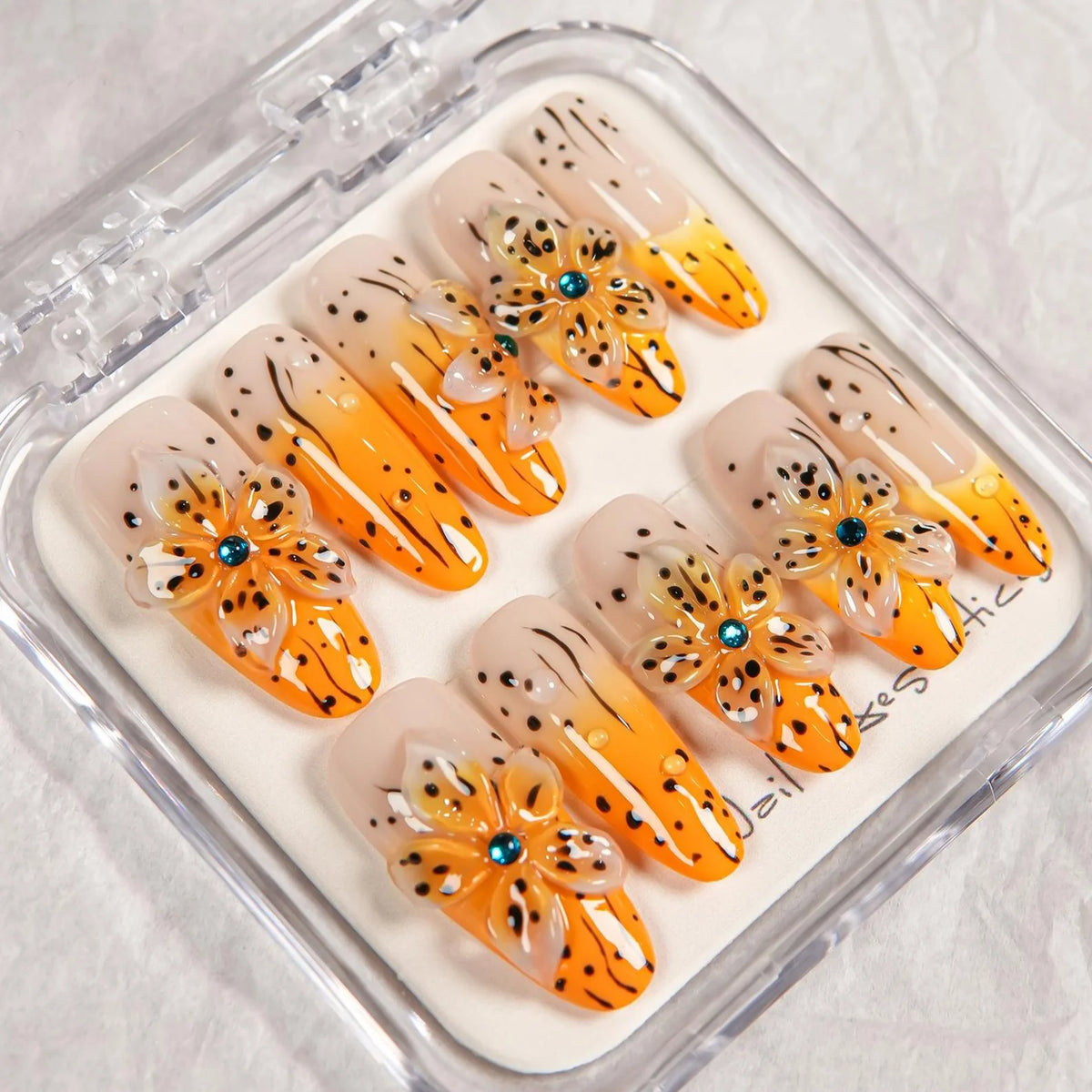 Press-On Nail Set Ombre Gradient & Floral Accents Portable Case