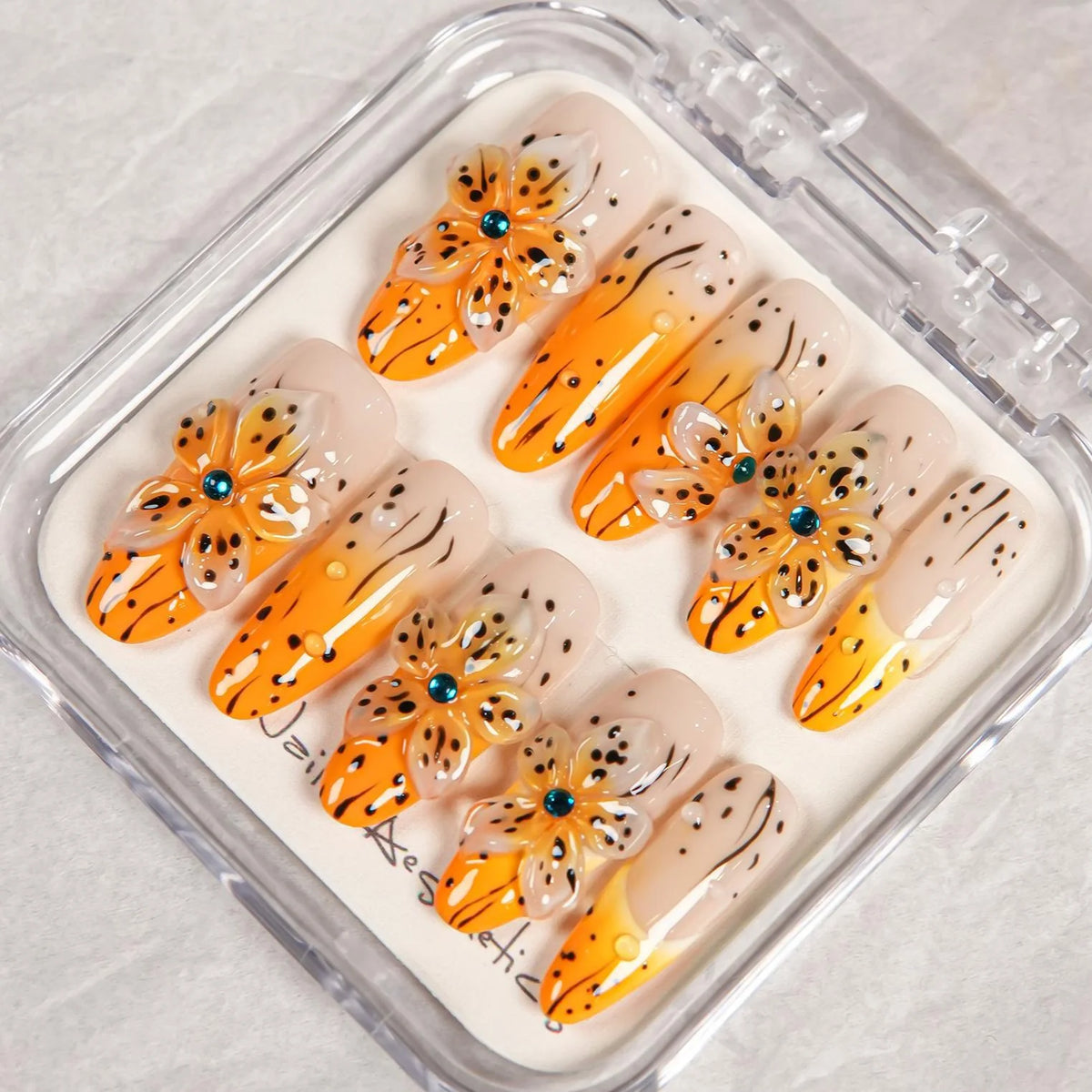 Press-On Nail Set Ombre Gradient & Floral Accents Portable Case
