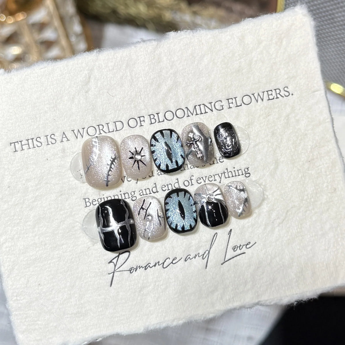 Press-On Nail Set Self-Adhesive Abstract Designs Short Round
