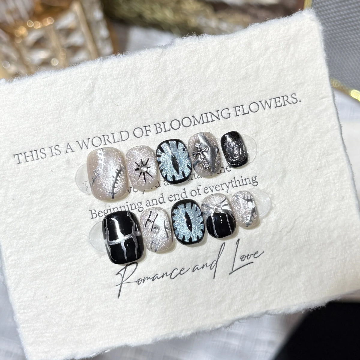 Press-On Nail Set Self-Adhesive Abstract Designs Short Round