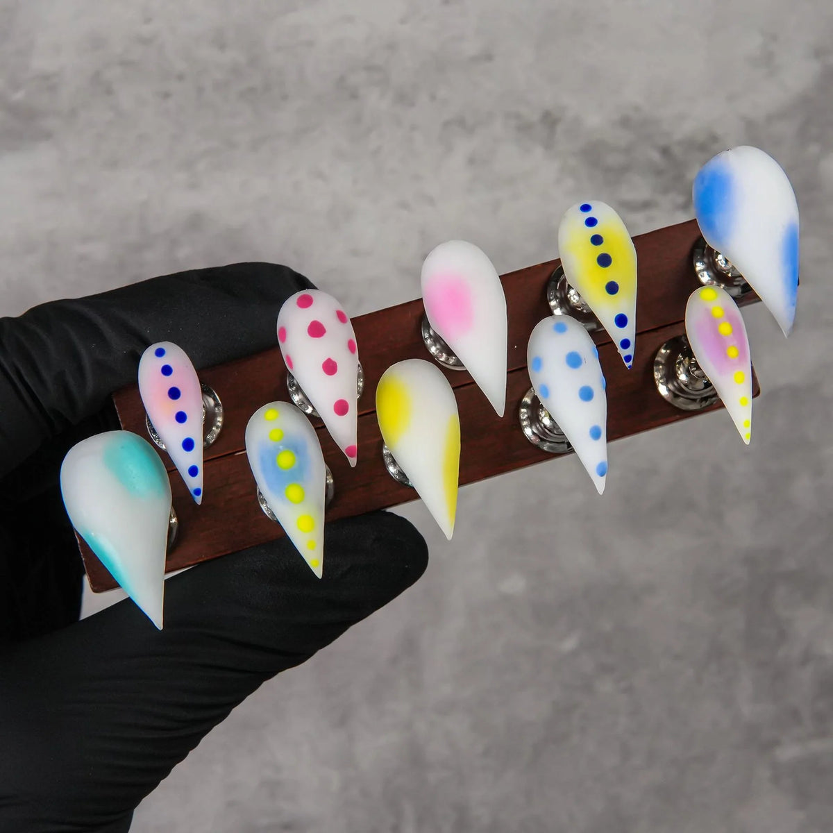 Press-On Nail Set Short Claw Self-Adhesive & Artistic Designs