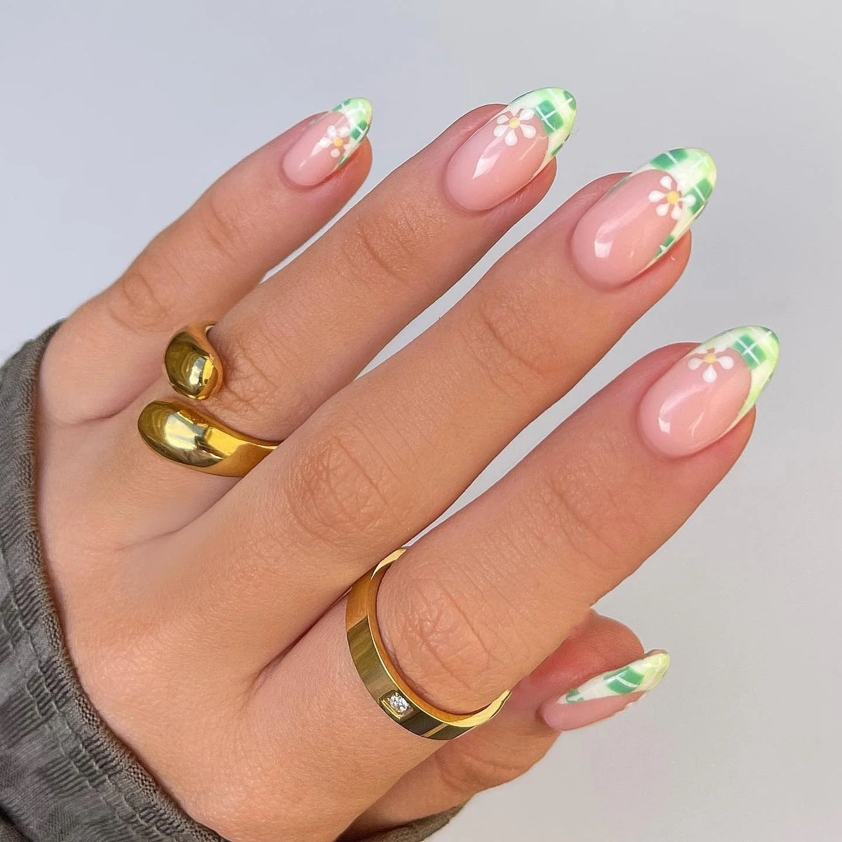 Press-On Nails Floral Design & Easy Application