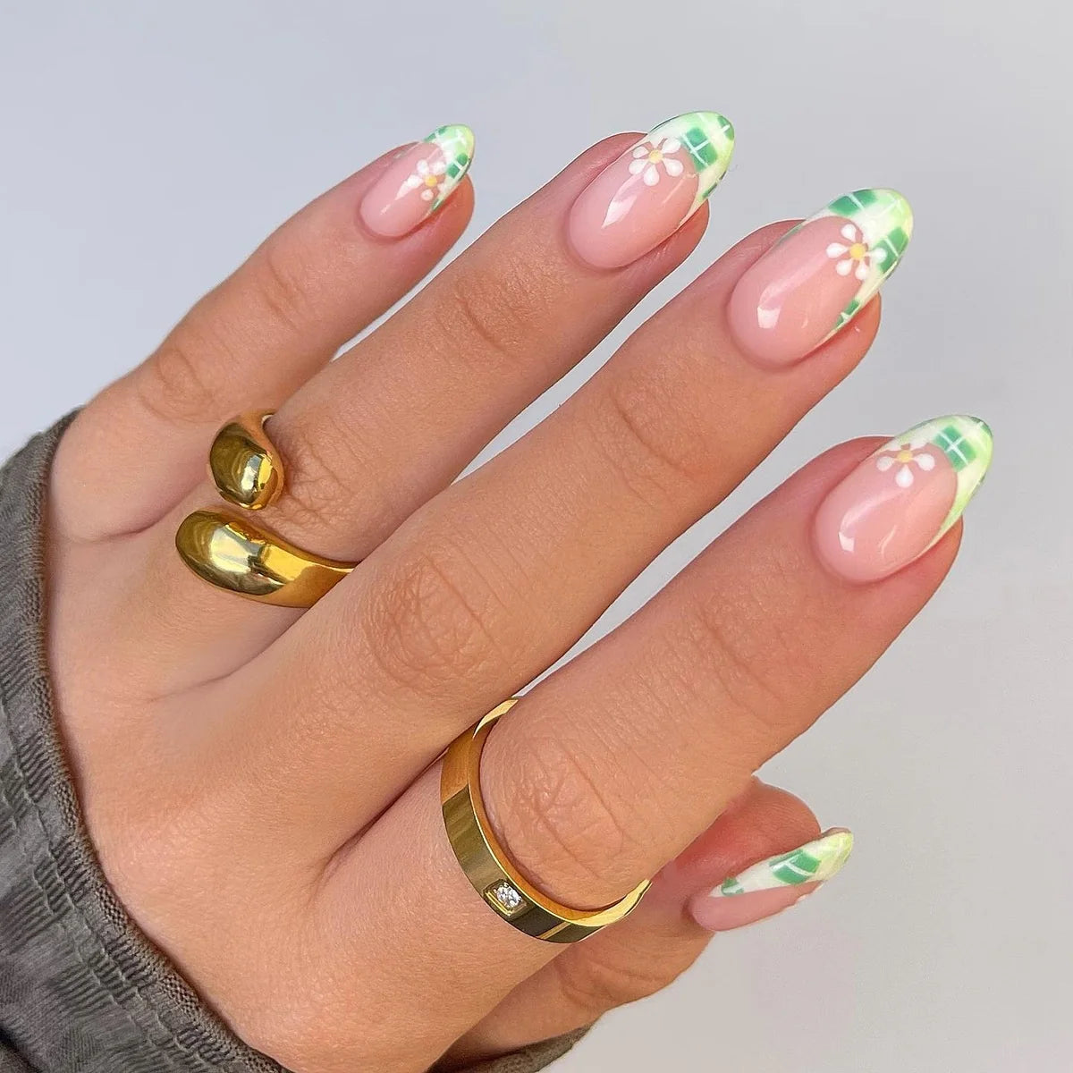 Press-On Nails Floral Design & Easy Application