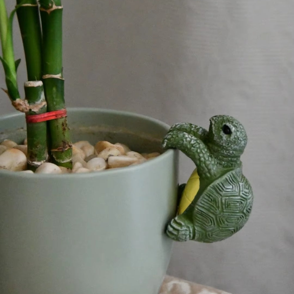 Weather-Resistant Resin Climbing Turtle Pot Hanger