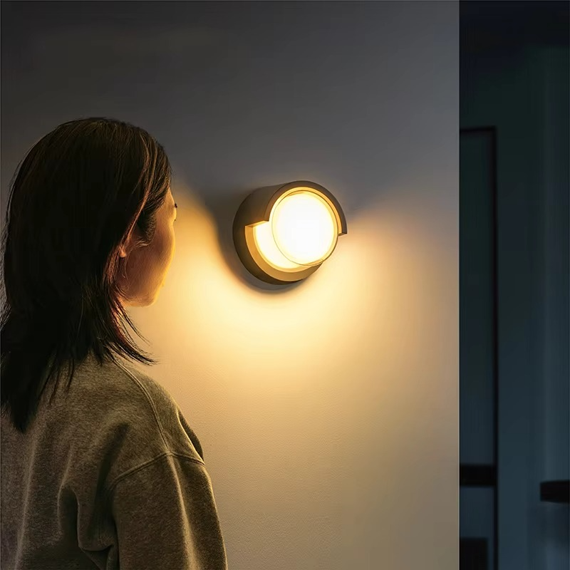 Outdoor Wall Lamp with Solar Motion Sensor for Illumination