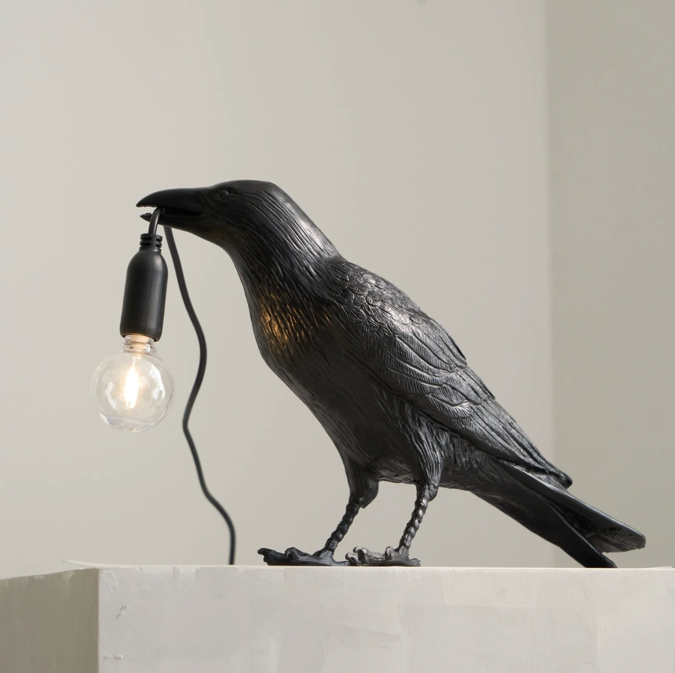 Modern Desk Lamp with Bird Design – Decorative Raven Light