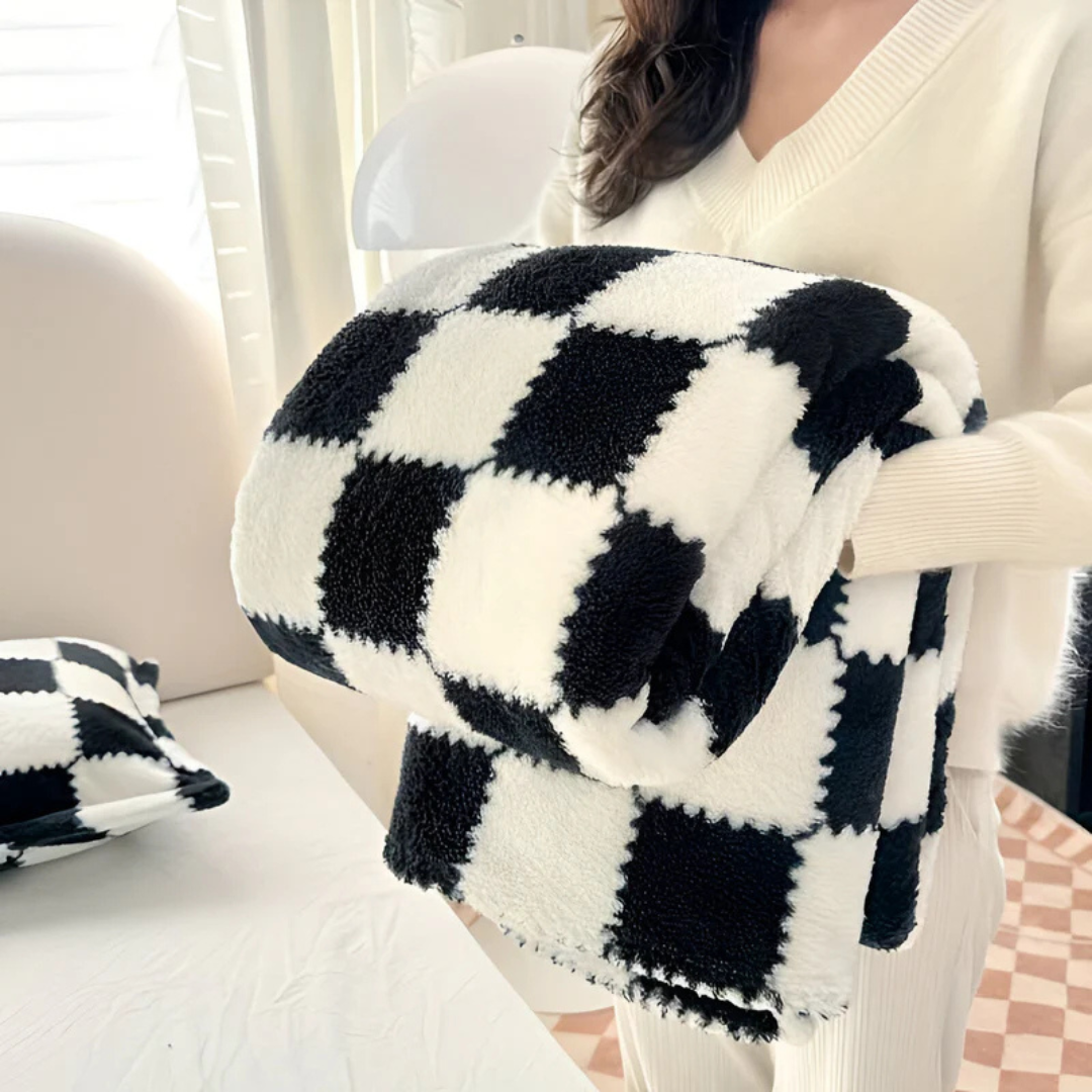 Lightweight Fleece Blanket in Stylish Check Design – Soft and Breathable Comfort