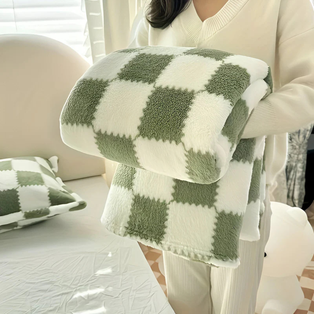 Lightweight Fleece Blanket in Stylish Check Design – Soft and Breathable Comfort